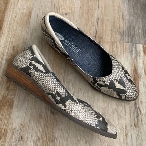 Dr Scholls Sz 8 light snake